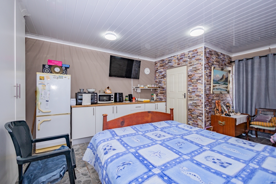 5 Bedroom Property for Sale in Peerless Park Western Cape